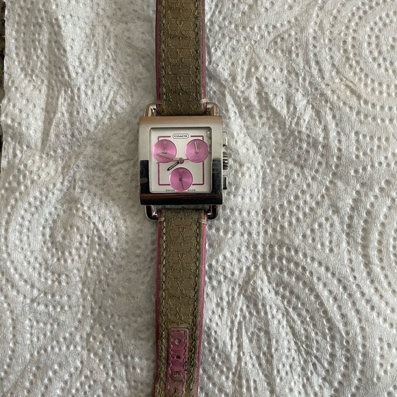 This vintage Coach Watch is very nice ! The band looks old but the is great! - Picture 7 of 7